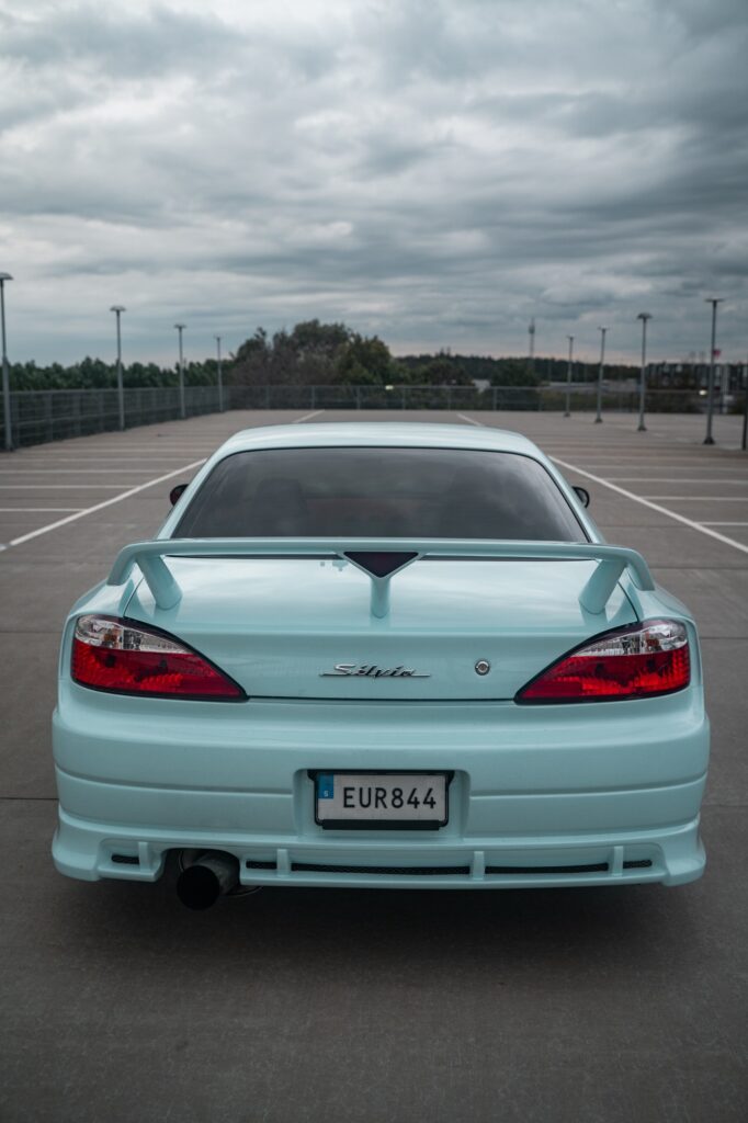 Bakifrån på Nissan Silvia S15 Spec R med babyblå exteriör, vinge och customdesign