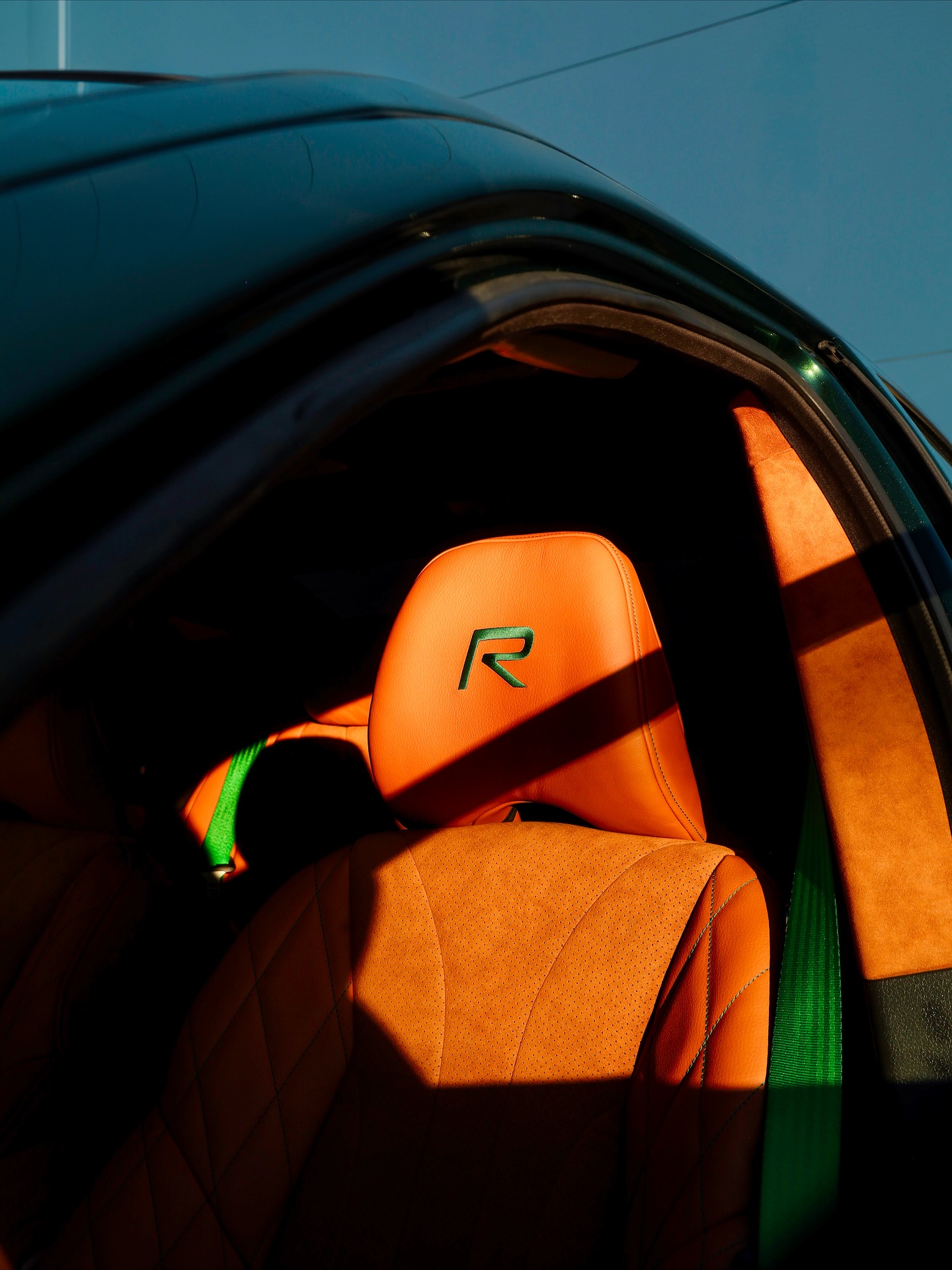 Specialklädd Volvo stol i orange läder med grön R logotyp och detaljer från sadelmakeri