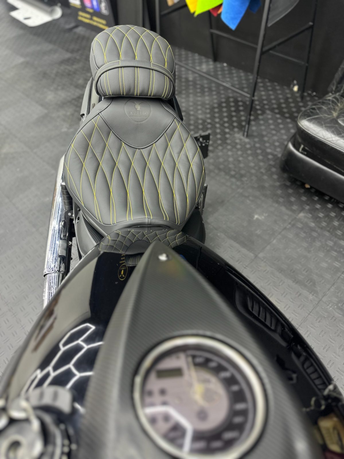 Specialdesignad MC sadel till Yamaha XVS 1300 med svart läder, quiltad sömnad och gula detaljer