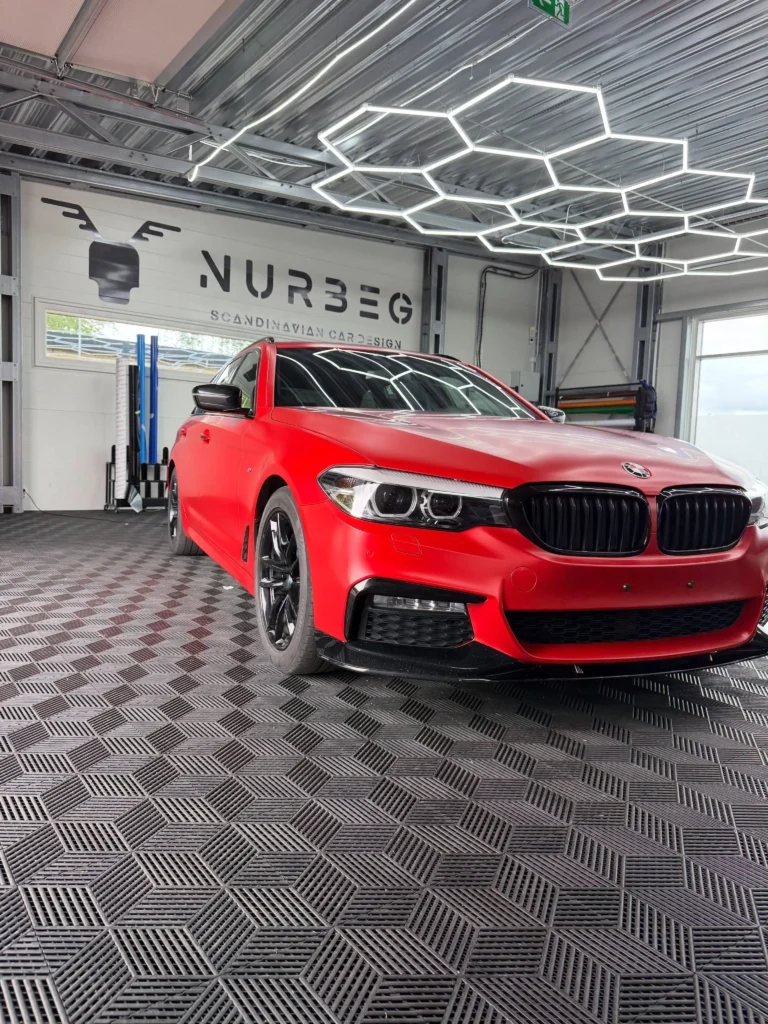 BMW folierad i röd satin