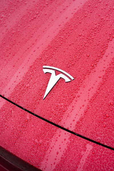 PPF på röd tesla framifrån