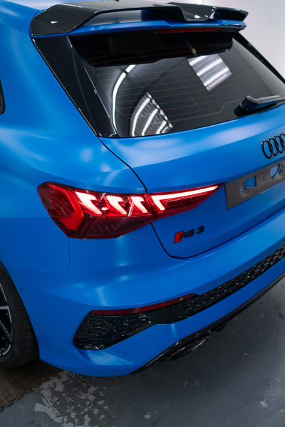 PPF skyddsfolie på blå audi rs3