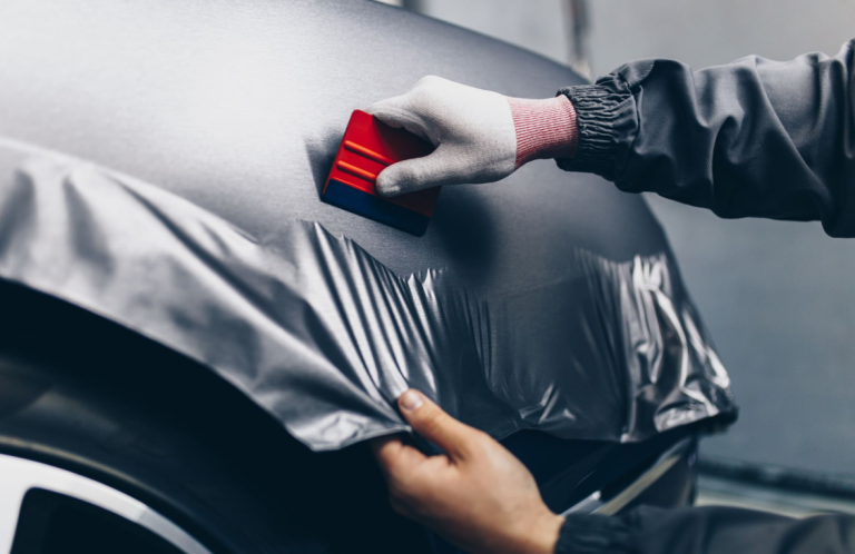 Applicering av vinyl på bil