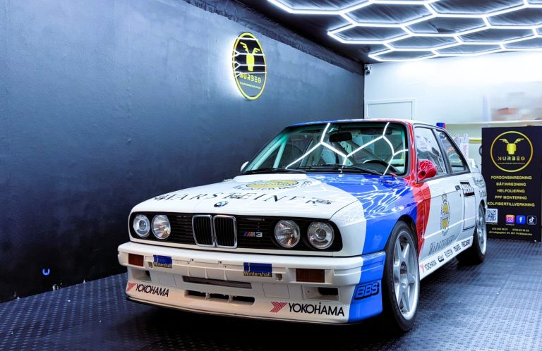 Folierad racerbil som Nurbeg gjort inför en tävling